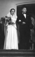 Ruth und Heinz Hirsch vor der Synagoge des Jüdischen Krankenhauses in der Iranischen Straße, 3.7. 1952