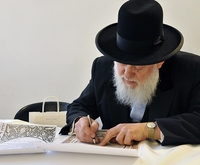 Rabbiner Yitshak Ehrenberg unterschreibt eine Ketuba