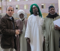 Rabbiner Alter empfängt Imame aus Westafrika im Hof der Neuen Synagoge