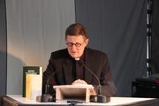 Erzbischof Woelki beim Lesen des Buch Amos der hebräischen Bibel, Fotos: Nadine Bose