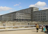 Der Aussenbereich mit dem monumentalen ehemaligen Reichsluftfahrtministerium im Hintergrund 	Foto: H.-P. Theurich