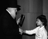 Rabbiner Ehrenberg bei der Übergabe von Siddurim in der Heinz-Galinski-Schule. Foto: Margrit Schmidt