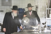 Rabbiner und Maschgiach in der Küche der Max-Schmeling-Halle, Foto: Peggy Villwock