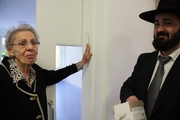 Ruth Galinski und Rabbiner Reuven Yaacobov bringen Mesusot an.   Foto: Judith Kessler