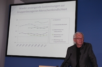 Wilhelm Heitmeyer erläutert die Ergebnisse der Studie. Foto: Levi Salomon