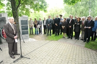 Leonid Lewin, Vorsitzender des Verbandes der Jüdischen Gemeinden und Organisationen, Belarus, vor dem Gedenkstein mit Gästen aus Berlin