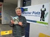 Gudrun Blankenburg mit ihrem Buch über das Viertel vor einem Plakat des »Buchladens Bayerischer Platz«, den 1919 Benedict Lachmann hier eröffnet hatte; er starb 1941 im Ghetto Litzmannstadt. Fotos: Judith Kessler