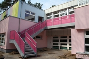 Kitabesichtigung. Der »neue« Kindergarten präsentiert sich farbenfroh und luftig, die Fußböden sind mit bunten Kreisen geschmückt, das Obergeschoss verfügt über Außenterassen und -spielflächen. 	Foto: Judith Kessler