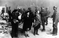 Aufnahme aus dem »Stroop Report« vom Mai 1943 an Heinrich Himmler, die Originalunterschrift lautet: »Diese Banditen verteidigten sich mit der Waffe«. Das Bild wurde in der Nowoliepiestraße, Ecke Smoczastraße aufgenommen. Im Hintergrund ist die Ghettomauer zu sehen.