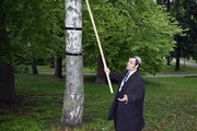 Rabbiner Avichai Apel zeigt, wie man einen Eruw baut – Limmud 2009. Foto: Judith Kessler