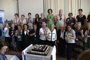 Auch die beiden Frauenbund-Pionierinnen Ruth Galinski (5.v.r.) und Inge Marcus (4.v.r.), beide heute 90 Jahre alt, ließen es sich nicht nehmen, den 100. Geburtstag des ICJW im Centrum Judaicum mitzufeiern