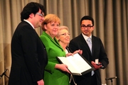 Preisträgerin Angela Merkel mit Ruth Galinski, Gideon Joffe und Michael Rosenzweig