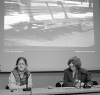 Stipendiatin Marion Kahnemann (l.) und Christine Holzkamp präsentieren das Projekt &quot;Drei Denkorte in Dresden&quot;.   Foto: Judith Kessler