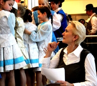 Natalja Mokk mit ihren Schülerinnen. Foto: Julia Konnik