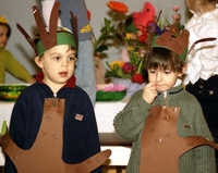 Zwei kleine TuBischwat-»Bäume« im jüdischen Kindergarten